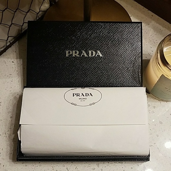 Prada saffiano wallet in chain NWT - Picture 5 of 6
